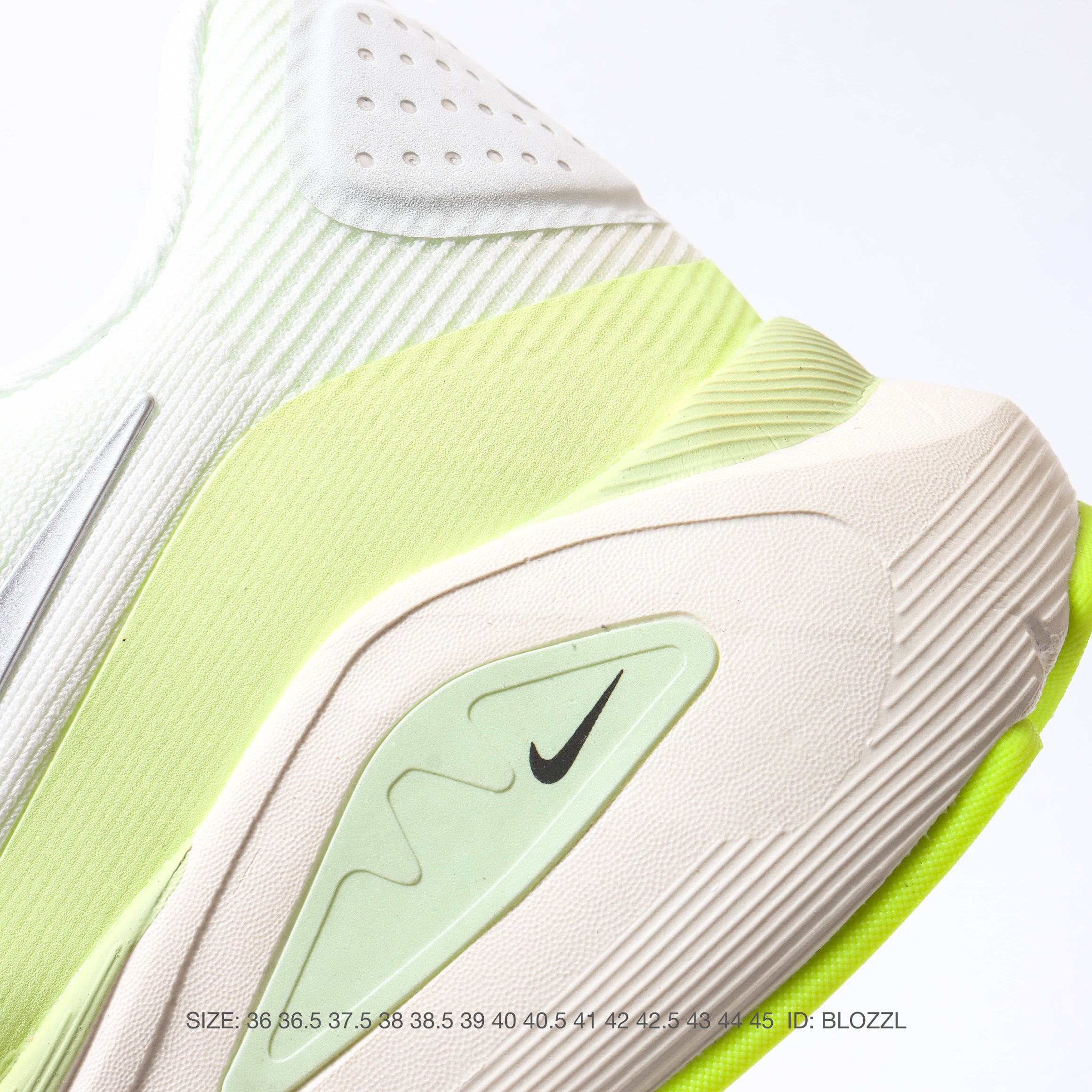 NIKE ZoomStructure 26