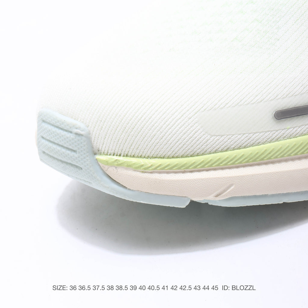 NIKE ZoomStructure 26