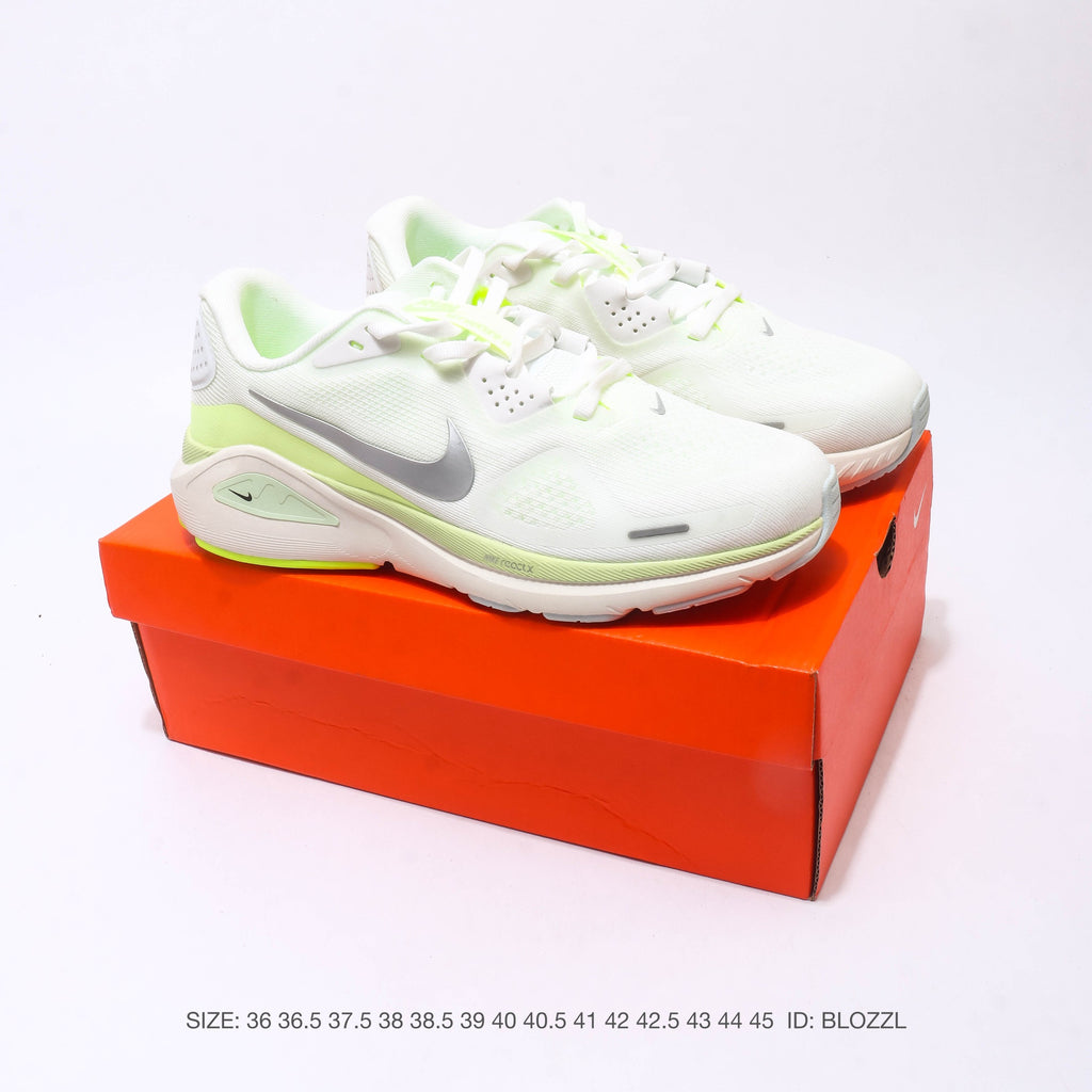 NIKE ZoomStructure 26